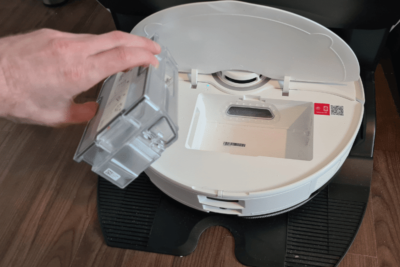 Removing the mobile dust container on the Roborock S8 Pro Ultra